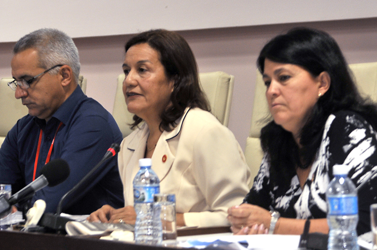 Elba Rosa Pérez Montoya durante la primera jornada de trabajo de las comisiones permanentes de la Asamblea Nacional del Poder Popular (ANPP), en su IX Legislatura. Fotos: José Raúl Rodríguez Robleda