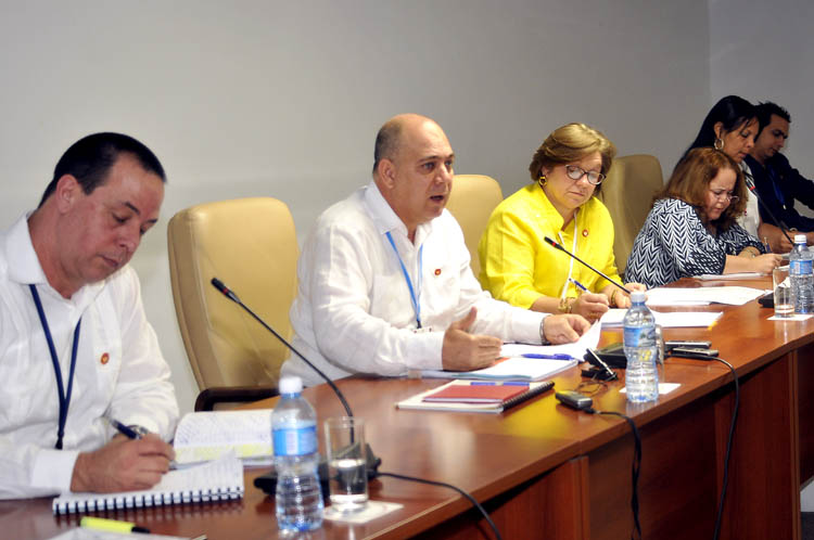 El primer vicepresidente de los Consejos de Estado y Ministros, Roberto Morales Ojeda, participó en la Comisión de Salud y Deporte. Foto: José Raúl Rodríguez Robleda