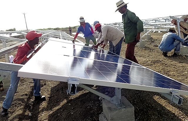 Hasta la construcción de los parques fotovoltaicos han llegado las innovaciones. Foto: Jorge Pérez Cruz