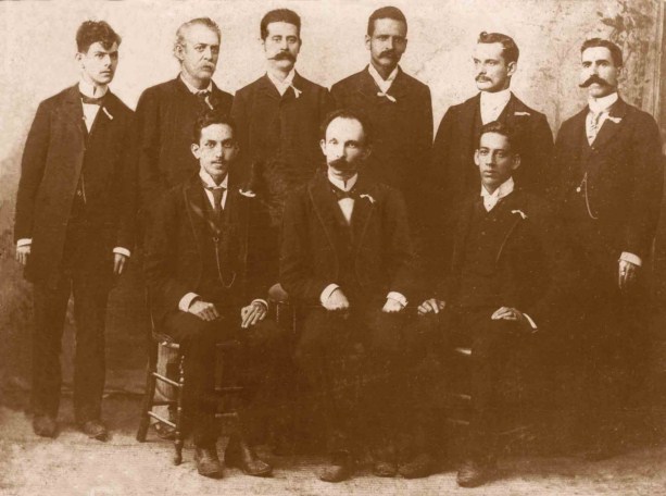 Martí, al centro, junto a otros miembros del Partido Revolucionario Cubano. Foto: Archivo