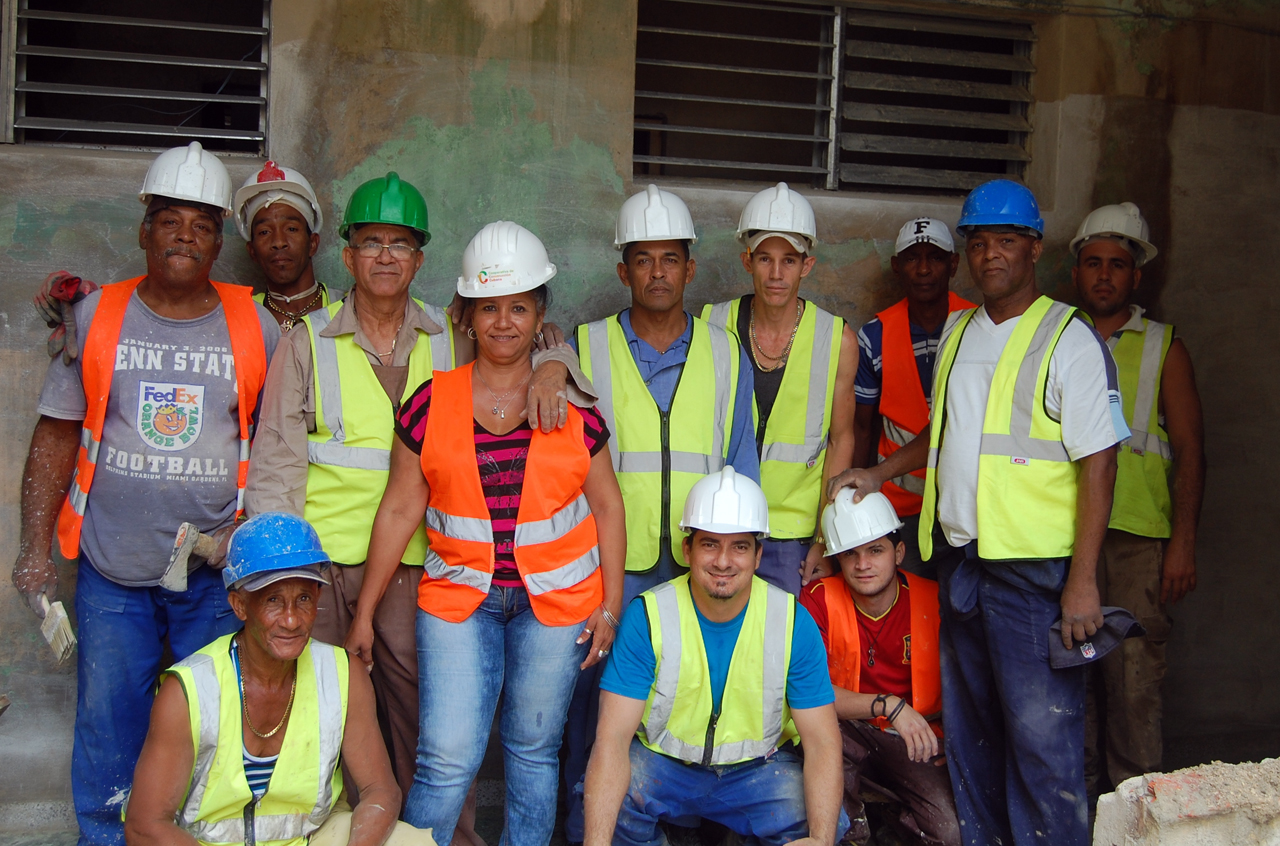 Estos integrantes de la cooperativa Construcción Cubana terminaron ya dos viviendas en el municipio de Diez de Octubre. Foto: Barreras Ferrán