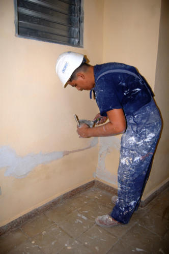Cada detalle se ha tenido en cuenta para garantizar la calidad de la terminación de las casas en el local que ocupó el hogar de ancianos 24 de Febrero. En la foto, el joven Reinaldo Iglesias Martínez, restaurador. Foto: Barreras Ferrán