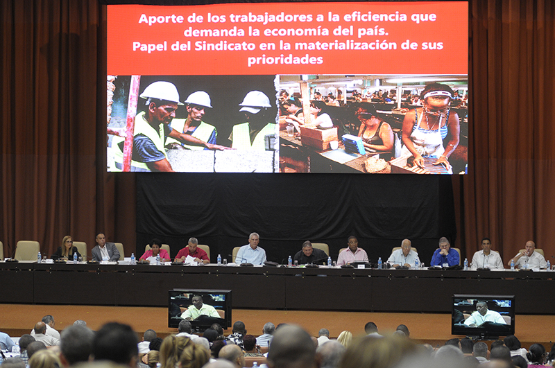 Díaz-Canel preside comisión de temas económicos