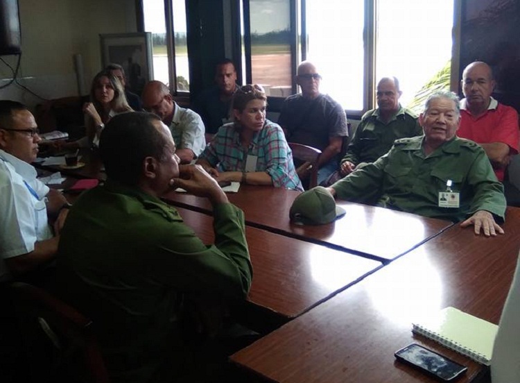 Ramón Pardo visita aeropuerto Abel santamaría