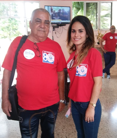 Rocío, con 25 años, y el Héroe del Trabajo Ricardo García, con 70, forman el dúo de la más joven y el más veterano de la delegación matancera en el XXI Congreso de la CTC. Foto: Noryis