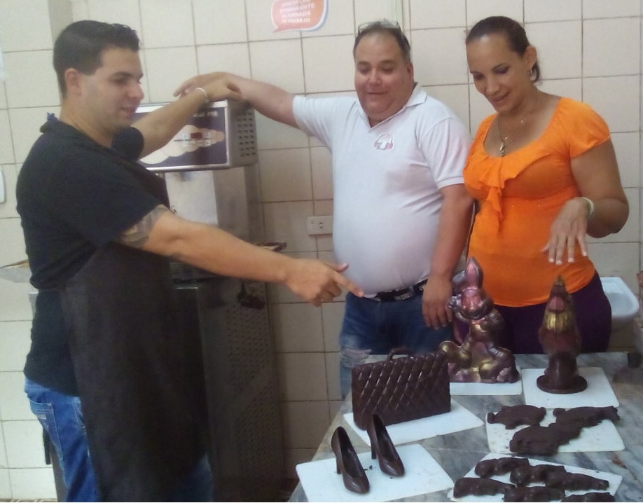 Jorge, chocolatero, Alexis, administrador, y Karelia, secretaria general del sindicato, confirman en la práctica que unidos se hace más y se gana mejor. Foto: Betty Beatón Ruiz