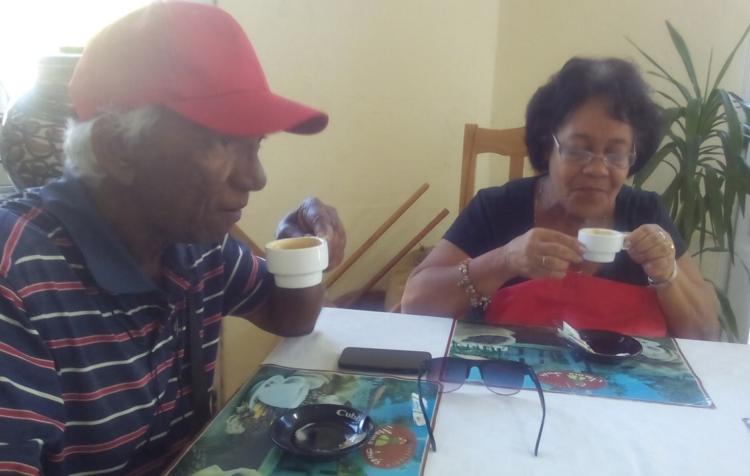 Rolando Trutié y Elvira Orozco, clientes que reconocen la calidad del servicio. Foto: Betty Beatón Ruiz
