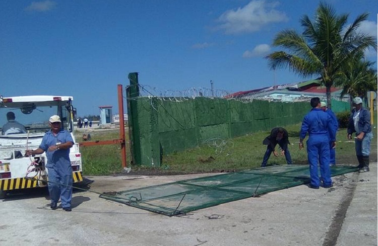 Trabajadores de comunales en el aeropuerto Abel Santamaría 2
