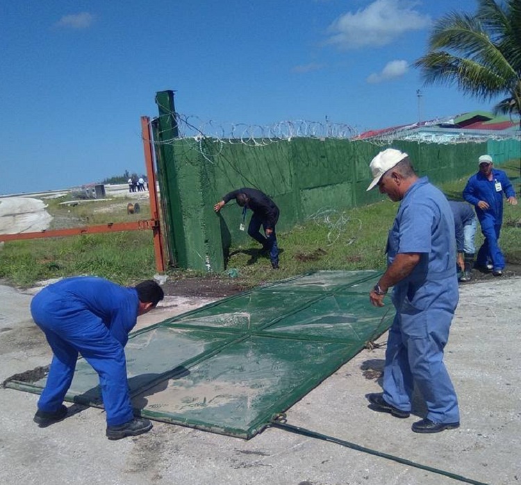 Trabajadores de comunales en el aeropuerto Abel Santamaría