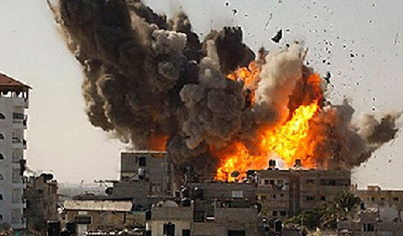 Trípoli bombardeado por la OTAN.