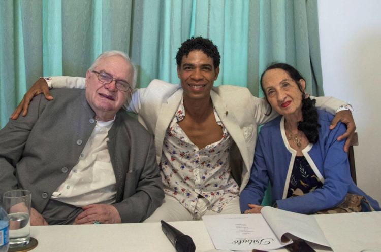 Carlos Acosta junto a los maestros a los que dedica la temporada de su compañía. Foto: Kike/ Acosta Danza