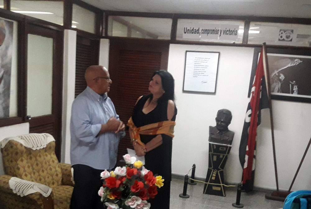 Alberto Vázquez García, director del complejo histórico de museos del Segundo Frente Oriental, quien será galardonado, dialoga con Nereida López Labrada, secretaria general del Sindicato Nacional de Trabajadores de la Cultura (SNTC). Foto: Barreras Ferrán