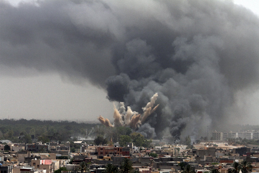 Columnas de humo se elevan en un barrio de Trípoli tras un ataque aéreo de la OTAN. Foto: EFE