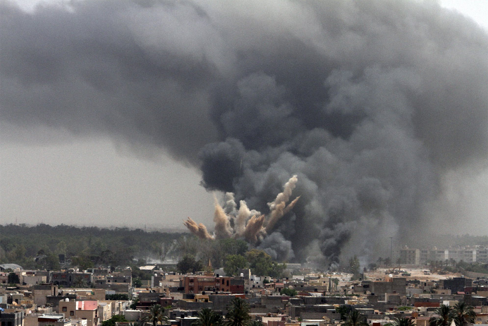 Columnas de humo se elevan en un barrio de Trípoli tras un ataque aéreo de la OTAN. Foto: EFE