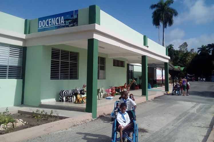 Raúl y Díaz-Canel participan en inauguración de escuela especial en Santiago de Cuba