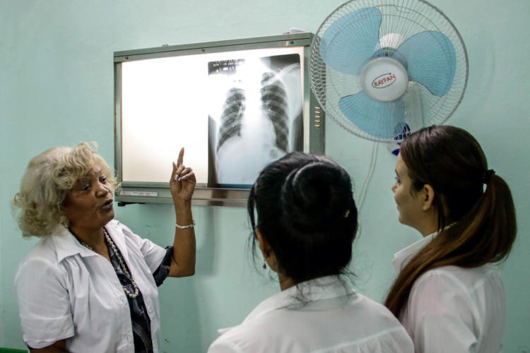 Dra. Carmen Rosas Valladares (I), especialista de II grado de Neumotisiología, el 21 de marzo de 2019. Foto/Abel PADRÓN PADILLA