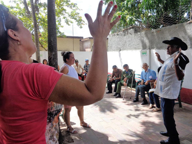 En Thaba, el combatiente Digno Acosta Baldoquín entonó canciones guerrilleras. Foto: Jorge Pérez Cruz