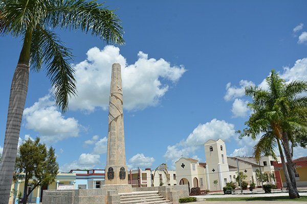 En el parque de la Constitución se transforma su ambiente, se preserva su estilo y el obelisco mostrará otra imagen más iluminada. Foto: Rodolfo Blanco Cué/ACN