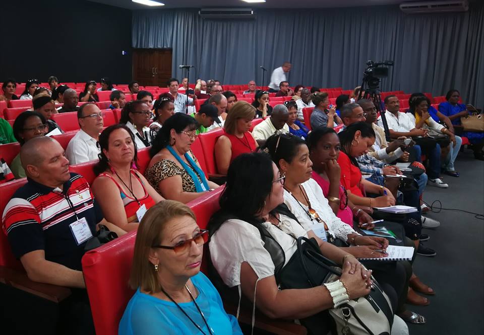 Los delegados abordaron asuntos como el reciclaje de papel y cartón a través de la clasificación en origen además de otros desechos para contribuir al encadenamiento productivo. Foto: Ramón Lantigua Arcis
