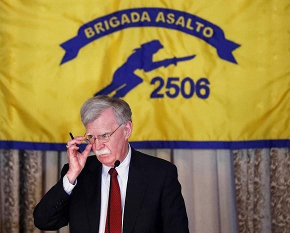 John Bolton este miércoles en un acto dedicado a la Brigada 2506, entrenada por la CIA para invadir a Cuba en 1961. Foto: AP.