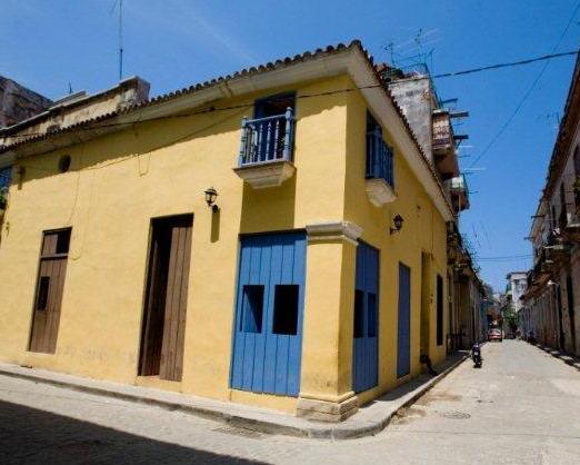 Integrado al grupo de espacios de creación y venta de arte, que con el nombre de Open Studio se incluyen en las acciones no centrales de la Bienal, mientras dure el evento se mantendrá con esa función el taller de arte del artista visual Manuel López Oliva. Radicado en la esquina de Leonor Pérez (antes Paula) y calle Habana, en el centro histórico habanero, ese sitio colonial ofrecerá su contenido —desde el mismo proceso de trabajo artístico hasta disímiles obras elegidas para tal fin— a coleccionistas y otros interesados en percibir cuanto allí habrá. La asistente profesional de López Oliva, Deney Terry, curadora de ese Estudio Abierto, decidió nombrarlo La historia como espectáculo, porque aparte de las realizaciones del conocido artífice dado en articular lo teatral y las máscaras con lo histórico, podrán apreciarse pinturas, visiones gráficas y singulares arte-videos de Gecer López García.