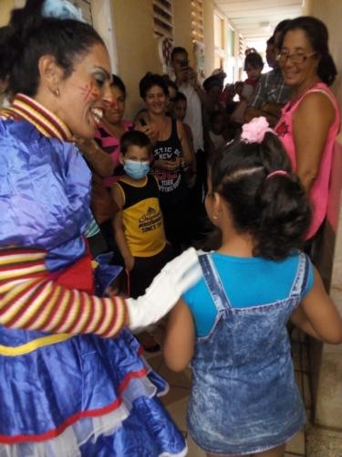 Niños hospitalizados en la sala de Nefro-Hematología, del Hospital Pediátrico José Martí de Sancti Spíritus, recibieron obsequios de manos de los trabajadores de la Agencia General de Seguridad y Protección del Mitrans en esa provincia. Foto: Yuleiky Obregón Macías