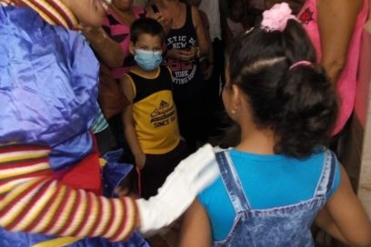 Trabajadores del transporte obsequian juegos y sonrisas a niños hospitalizados