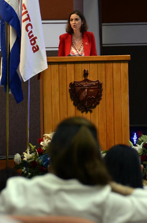 La ministra de Industria, Comercio y Turismo de España, María Reyes Maroto, pronuncia un discurso durante la inauguración de la 39 Feria Internacional de Turismo, evento que se extenderá hasta el 11 de mayo. Foto: Joaquín Hernández Mena