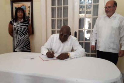 Valdés Mesa rinde homenaje póstumo a expresidente vietnamita