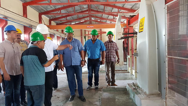 Díaz-Canel visita el Combinado de Mármol Manuel Hernández Osorio. Foto: Tomada del perfil de Facebook de Angélica Paredes