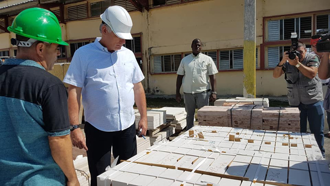Díaz-Canel visita el Combinado de Mármol Manuel Hernández Osorio. Foto: Tomada del perfil de Facebook de Angélica Paredes