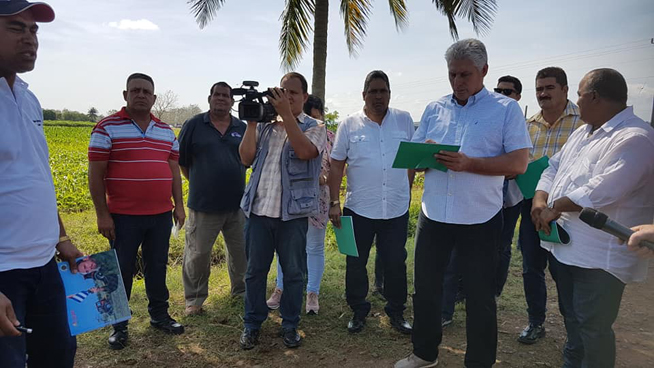 El Presidente cubano evalúa el programa de desarrollo Polo Productivo Cautillo. Foto: Tomada del perfil de facebook de Angélica Paredes
