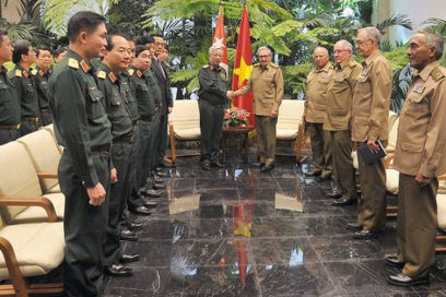 Raul Castro receives Vietnamese deputy defense minister