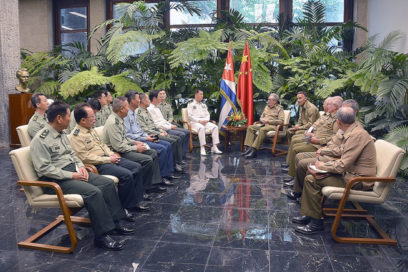 Recibió Raúl al Almirante Miao Hua, miembro de la Comisión Militar Central de la República Popular China