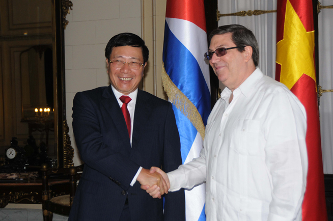 El canciller cubano Bruno Rodríguez Parrilla (D), recibe a Pham Binh Minh (I), viceprimer ministro y ministro de Relaciones Exteriores de Vietnam, en la sede del Ministerio de Relaciones Exteriores (MINREX), en La Habana, Cuba, el 20 de mayo de 2019. Foto: Omara García Medereos