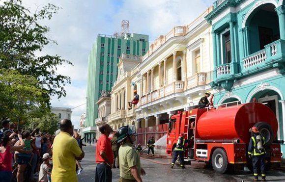 Fuerzas del Ministerio del Interior realizan ejercicio demostrativo de técnicas de extinción de incendio y salvamento, durante el Ejercicio Meteoro 2017, en áreas del parque Leoncio Vidal, en la ciudad de Santa Clara. Foto: Arelys María Echevarría Rodríguez/ ACN