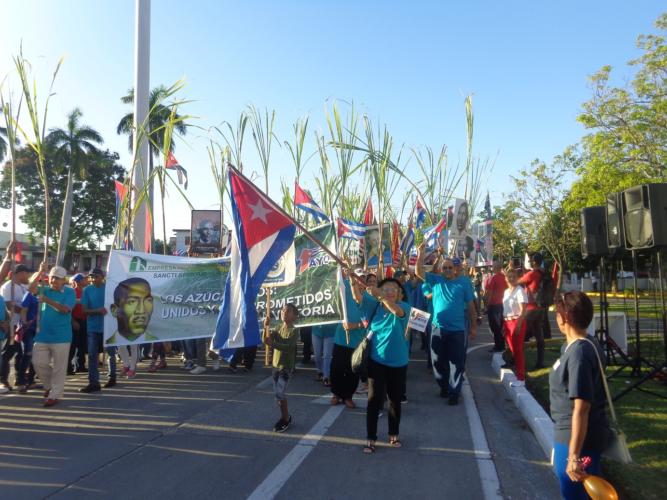 Los niños protagonizaron diversas iniciativas en el desfile del Primero de Mayo en Sancti Spíritus. Foto: Yuleiky Obregón Macías