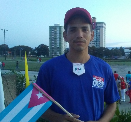 Deuris Ramírez Caballero de 28 años, trabajador de la Unidad Empresarial de Base Salinera Frank País y el más joven de la delegación guantanamera al XXI Congreso de la CTC, estuvo entre los primeros en congregarse para el desfile. Foto: Adriana Rojas Preval