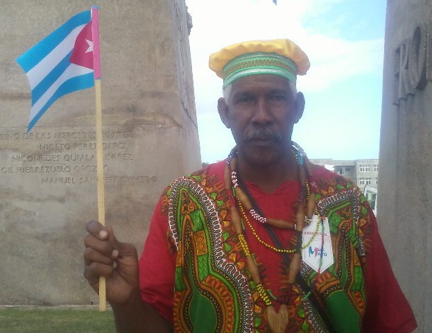 Osain Guibert Pereyó, presidente de la Asociación Yoruba de Cuba en Guantánamo, sociedad cultural religiosa que tiene alrededor de mil afiliados en esa urbe y de cuya fuerza espiritual también se nutrió este Primero de Mayo. Foto: Adriana Rojas Preval