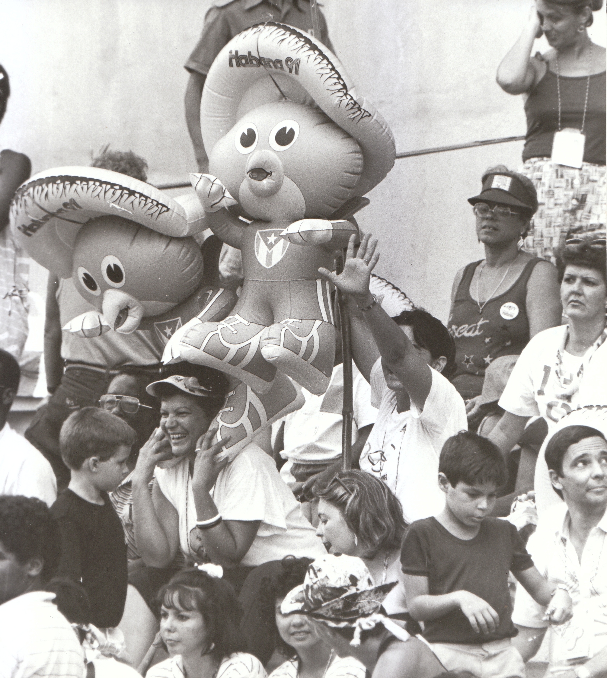 La mascota de los Juegos Panamericanos entre el pueblo habanero. Foto: Archivo Trabajadores
