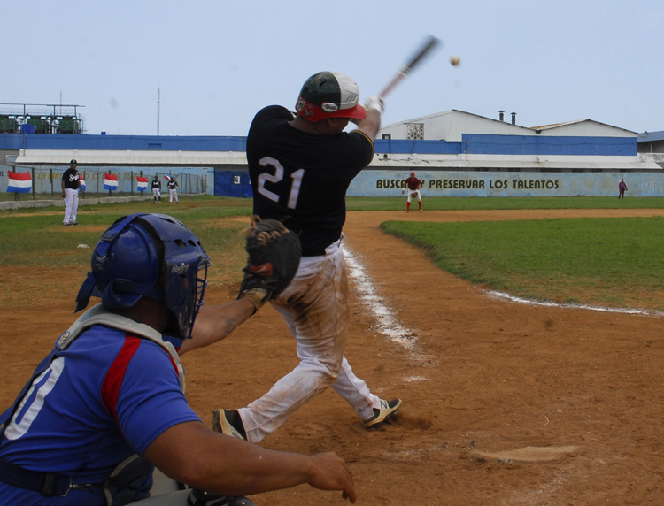 Juego de béisbol entre los equipos Ferrocarrileros de Nuevo León y Cristino Naranjo, de Holguín. Foto: Agustín Borrego Torres