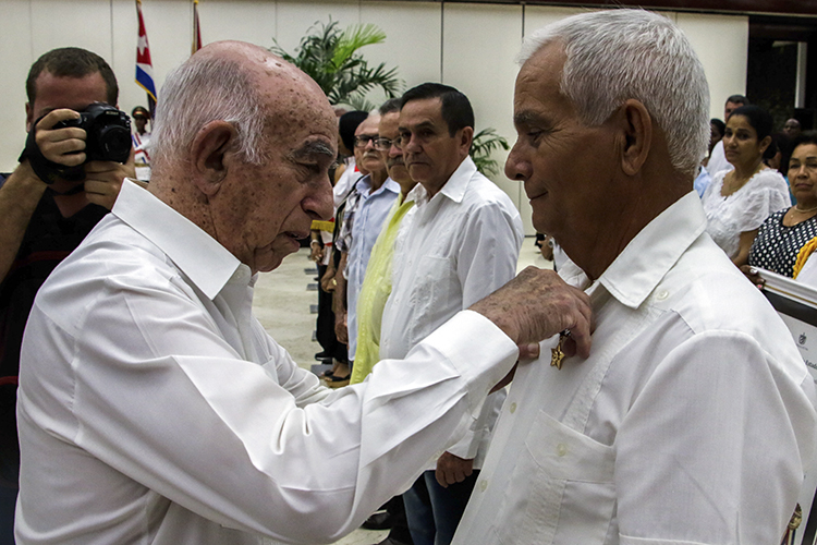 José Ramón Machado Ventura, Segundo Secretario del Comité Central del Partido, entregó el título de Héroe del Trabajo al campesino Abilio Piedra. Foto: Abel Padrón Padilla