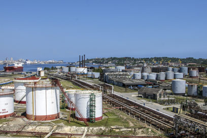 Refinería Ñico López: Ni Standard ni Oil (+ Fotos)