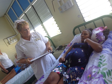 Carín, enfermera que durante más de 30 años ha laborado en el Hospital Materno Mariana Grajales, de Santa Clara. Foto: Lourdes Rey Veitia