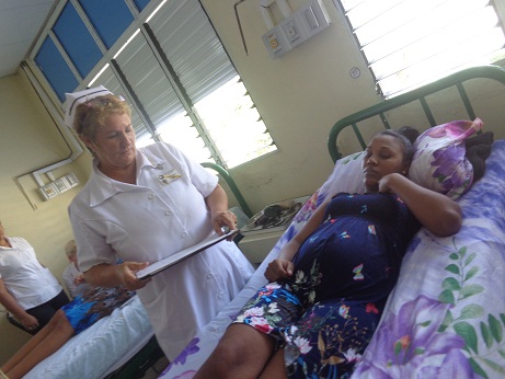 Carín, enfermera que durante más de 30 años ha laborado en el Hospital Materno Mariana Grajales, de Santa Clara. Foto: Lourdes Rey Veitia