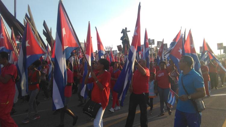 En Santiago de Cuba la fiesta por el Día Internacional de los Trabajadores deviene multitudinaria reafirmación de patriotismo. Foto: Betty Beatón Ruiz
