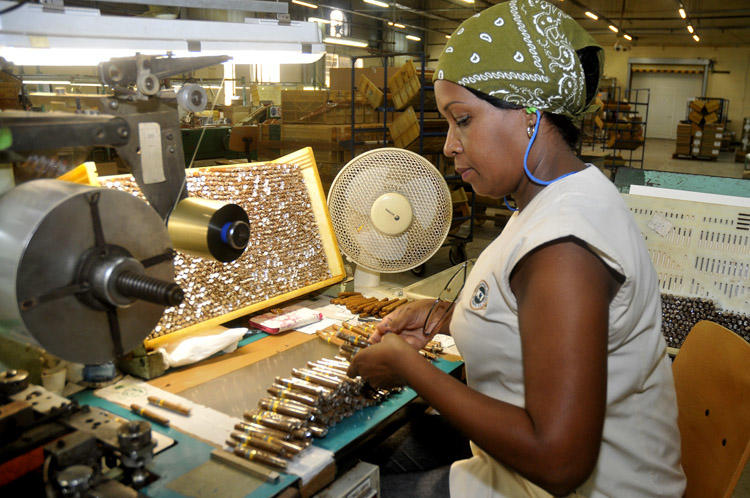En el proceso productivo de la ICT, que se realiza de forma mecanizada, tiene el protagonismo la fuerza obrera femenina. Foto: José Raúl Rodríguez Robleda