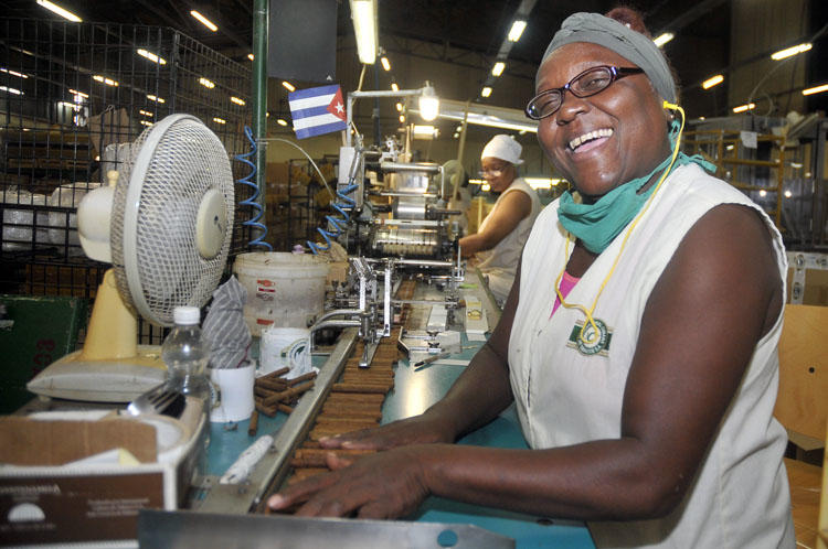 La operaria Nereida Causse se destaca por sus aportes al Programa Materno Infantil. Foto: José Raúl Rodríguez Robleda