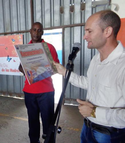 Leobanys Ávila Góngora (a la derecha), secretario general de la CTC en Las Tunas, entregó el reconocimiento por el Primero de Mayo. Foto: Jorge Pérez Cruz