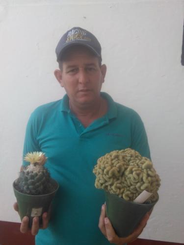 “Todos podemos aprovechar pequeños espacios dentro y fuera de nuestras viviendas para cultivar plantas y alegrar el ambiente familiar”, opina Nelson Broche. Foto: José Luis Martínez Alejo